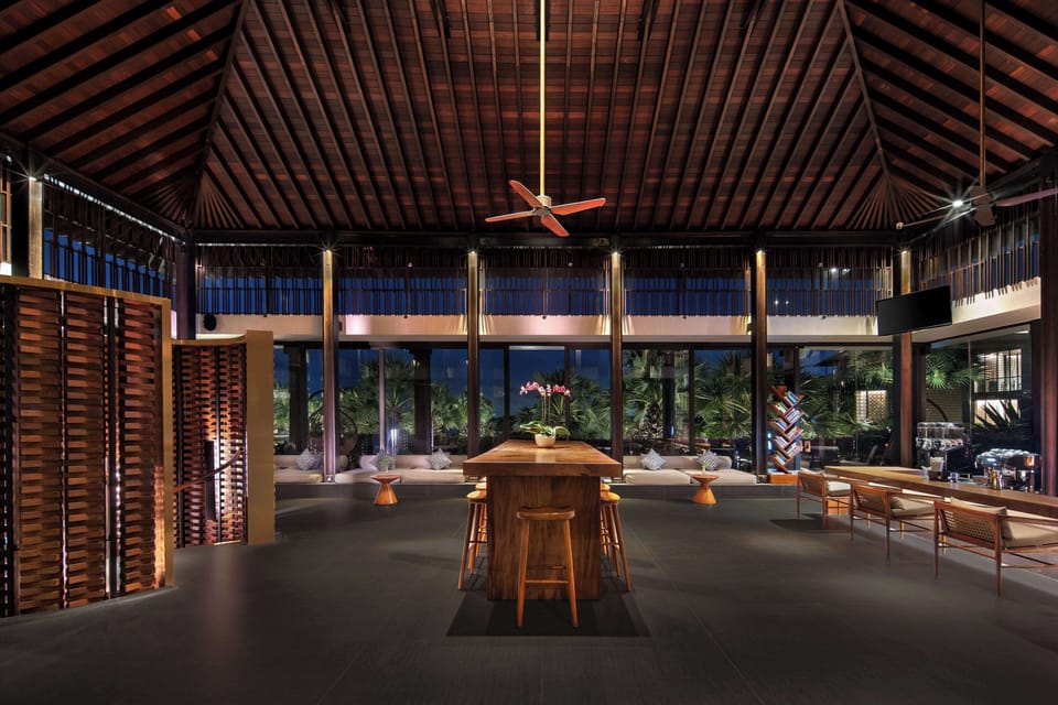 2 bars/lounges, cocktail bar, lobby lounge