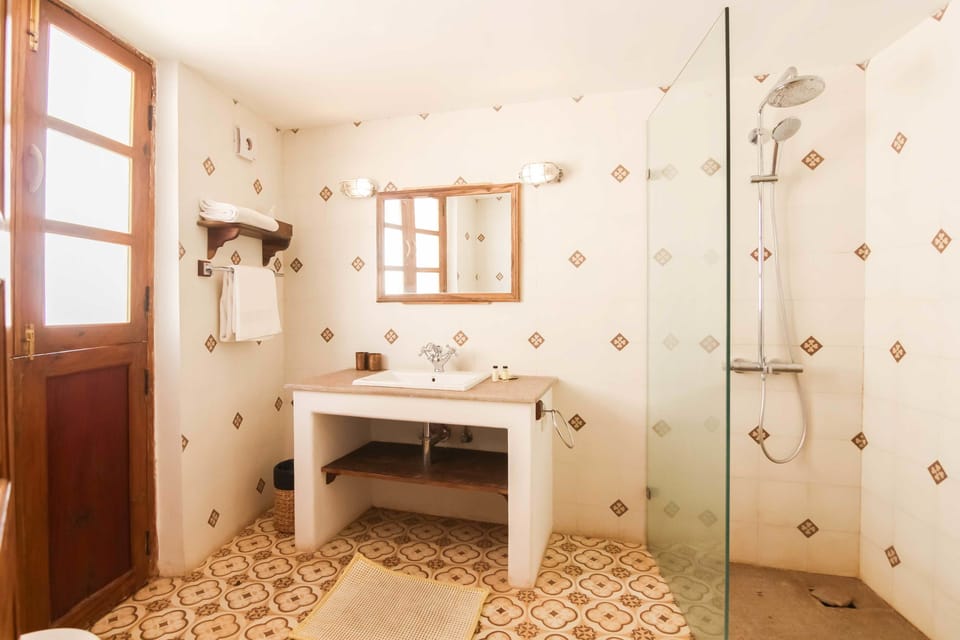 Superior Suite, 1 Queen Bed, City View | Bathroom | Shower, free toiletries, towels