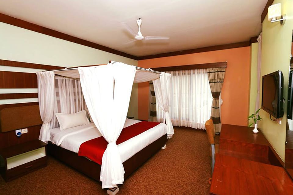 Deluxe Room | Minibar, desk, soundproofing, rollaway beds