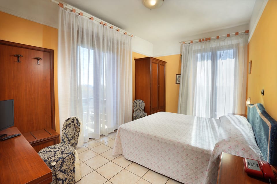 Comfort Double or Twin Room | Desk, free WiFi, bed sheets