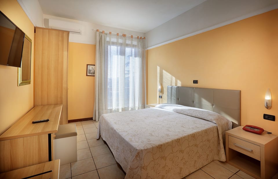 Comfort Double or Twin Room | Desk, WiFi (free), bed sheets