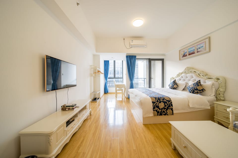 Romantic Apartment, 1 Queen Bed, Balcony | Hypo-allergenic bedding, minibar, individually decorated