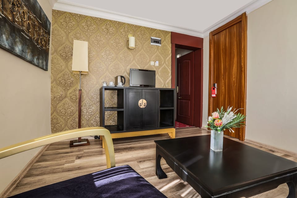 Business Suite, 1 Bedroom | Minibar, in-room safe, desk, soundproofing