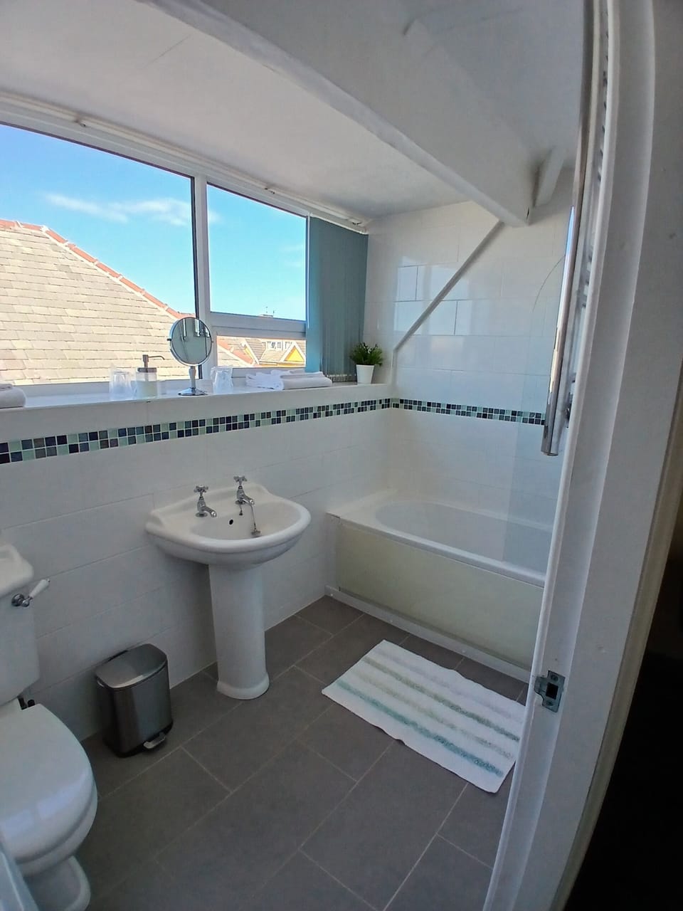 Superior Double Room, Private Bathroom (Room7) | Bathroom | Shower, free toiletries, hair dryer, towels