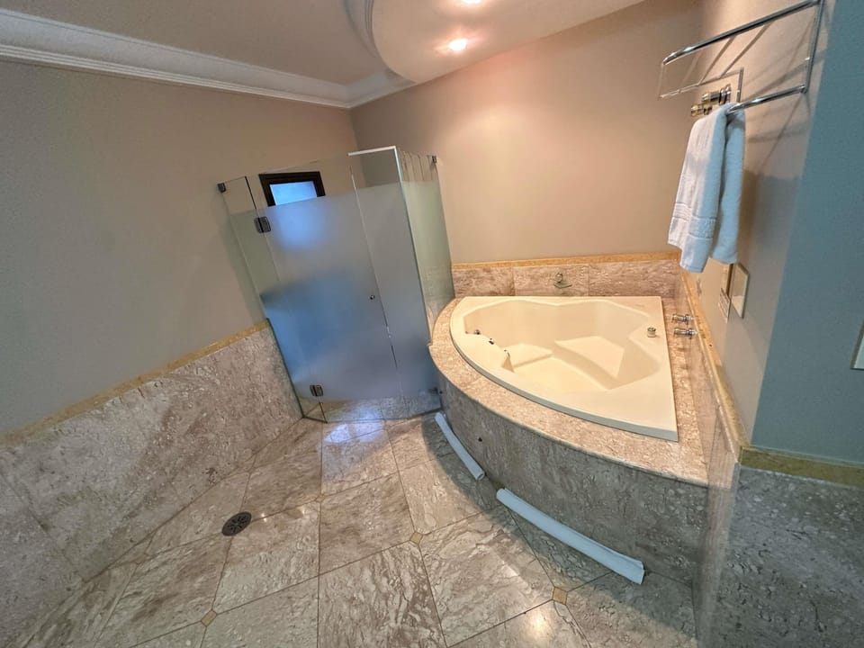 Luxury Suite, 1 King Bed | Minibar, free WiFi, bed sheets