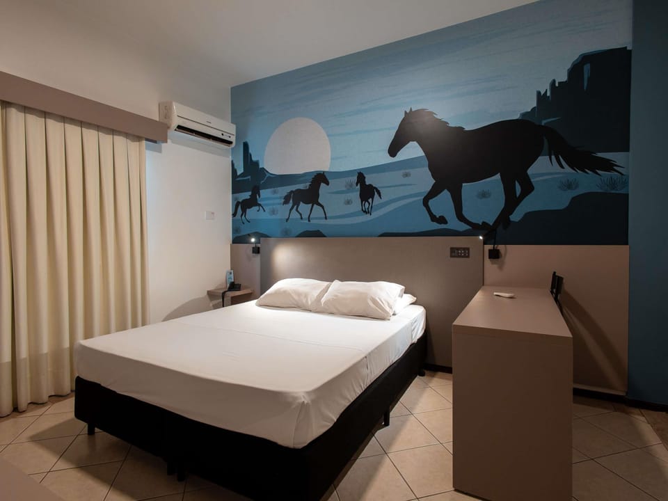 Standard Room, 1 Queen Bed | Minibar, free WiFi, bed sheets
