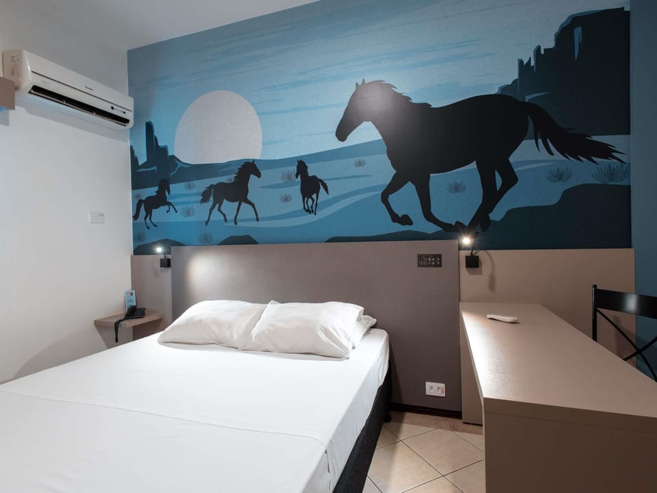Minibar, free WiFi, bed sheets