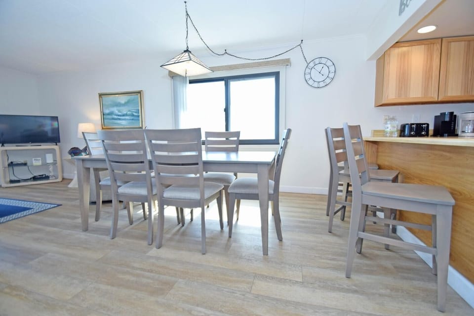 Condo, 2 Bedrooms | Dining