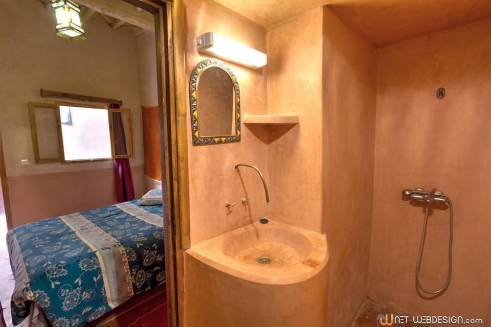 Standard Double Room | Bathroom | Shower, towels