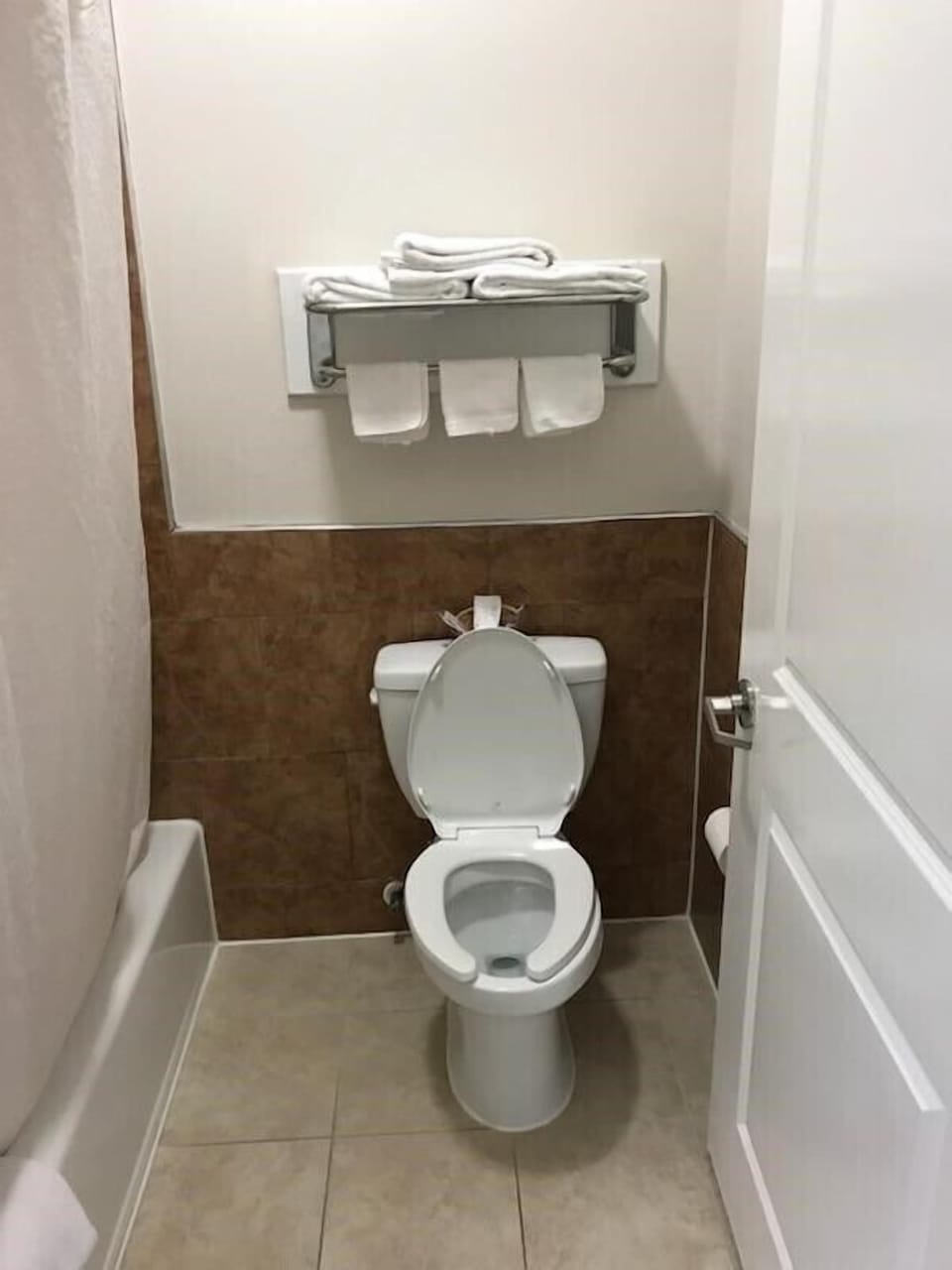 Combined shower/tub, free toiletries, towels
