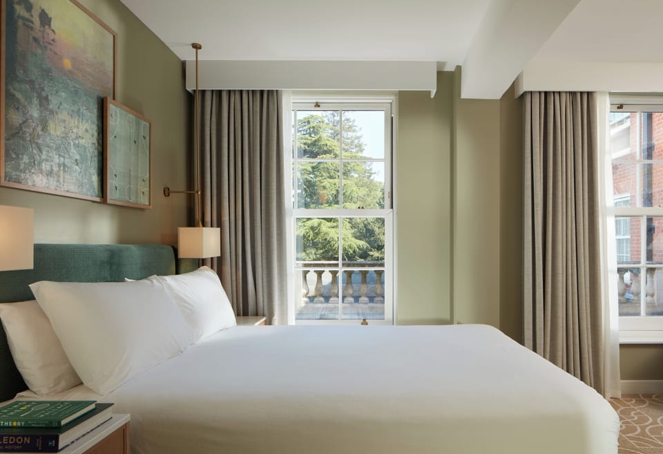 Room, 1 King Bed (Clubhouse) | Hypo-allergenic bedding, in-room safe, desk, iron/ironing board