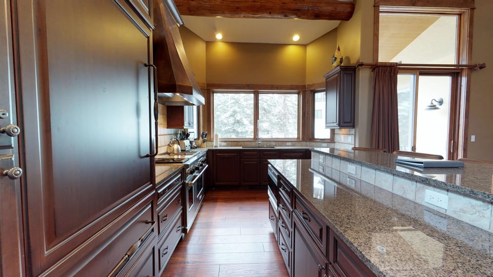 Premium bedding, desk, free cribs/infant beds, free WiFi