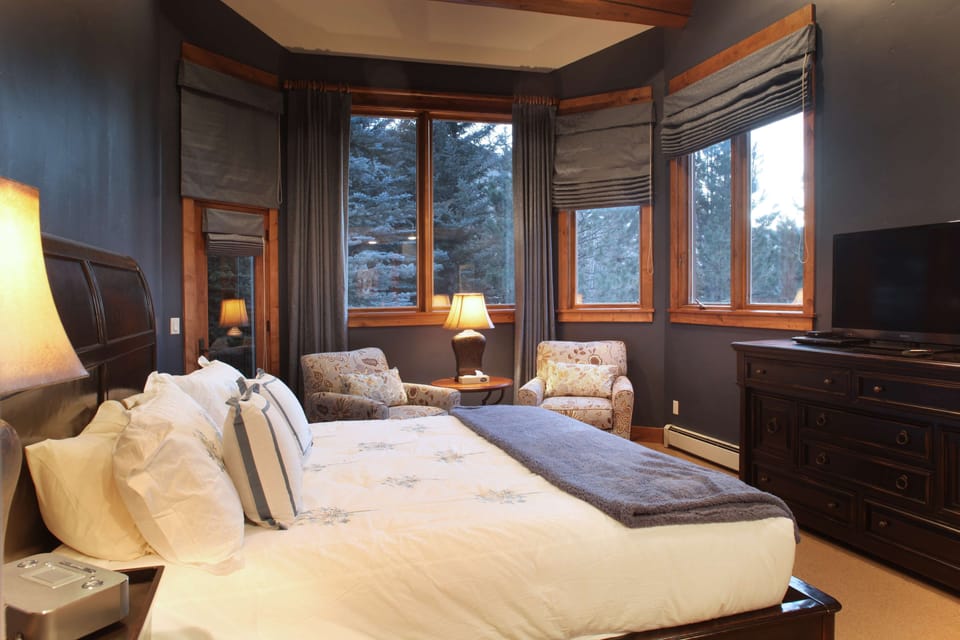 Premium bedding, individually decorated, individually furnished, desk
