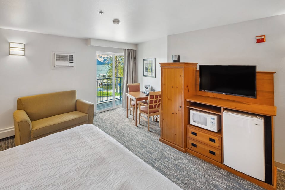 King, Ocean View | In-room safe, desk, iron/ironing board, free WiFi
