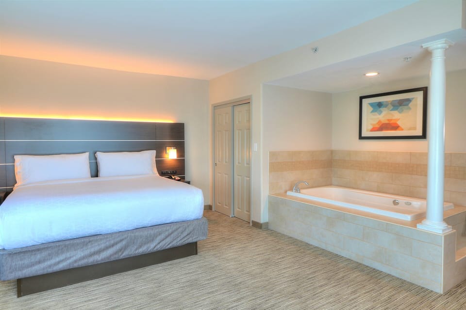 Standard Room, 1 King Bed, Jetted Tub | In-room safe, desk, laptop workspace, blackout drapes