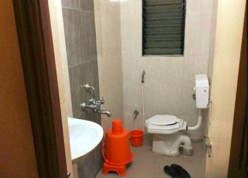 Deluxe AC Room | Bathroom | Shower, towels