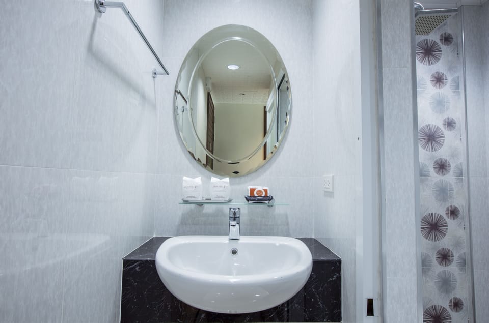Grand Deluxe Room  | Bathroom | Shower, free toiletries, towels, soap