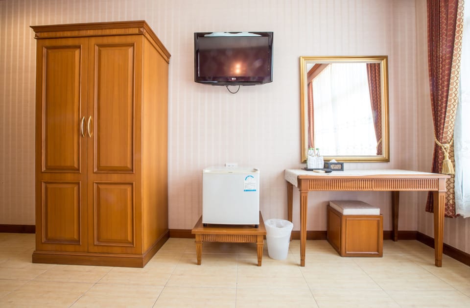 Deluxe Room | Desk, blackout drapes, rollaway beds, free WiFi