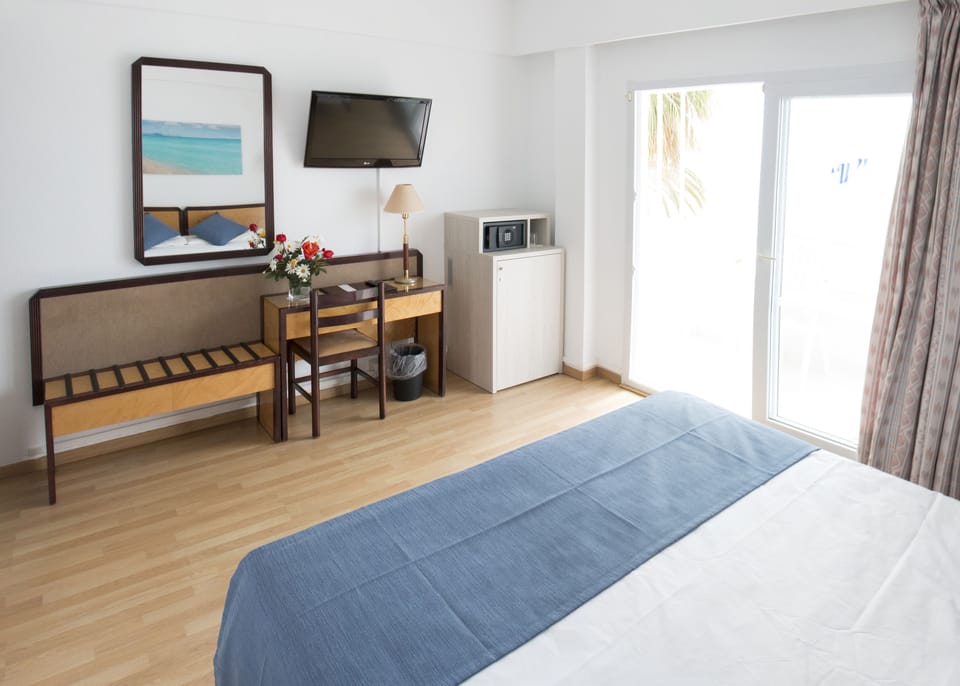Double Room, Balcony, Sea View | In-room safe, desk, blackout drapes, free WiFi