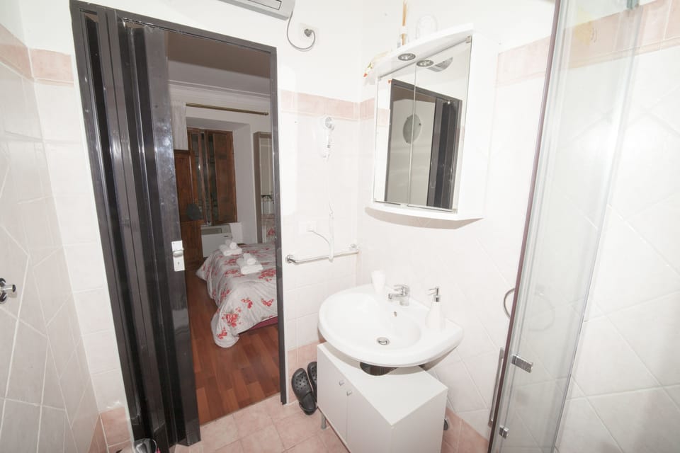 Basic Double Room | Bathroom | Shower, hair dryer, bidet, towels