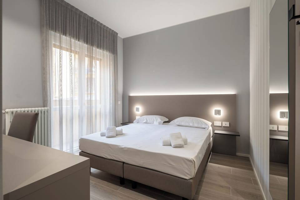Double or Twin Room | Minibar, in-room safe, desk, WiFi (free)