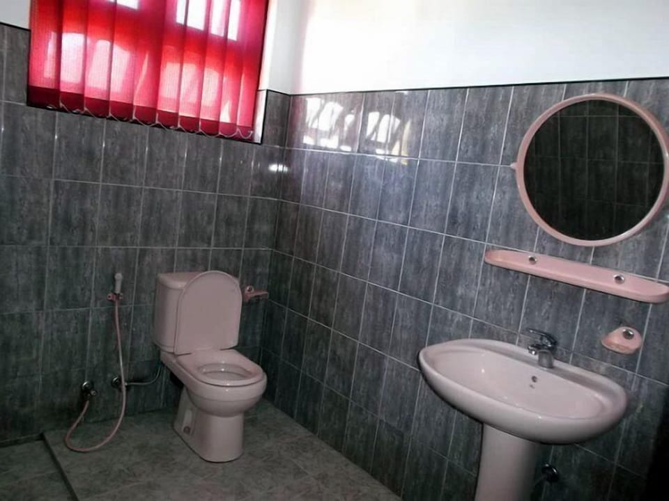 Standard Double Room, 1 Bedroom | Bathroom | Shower, towels