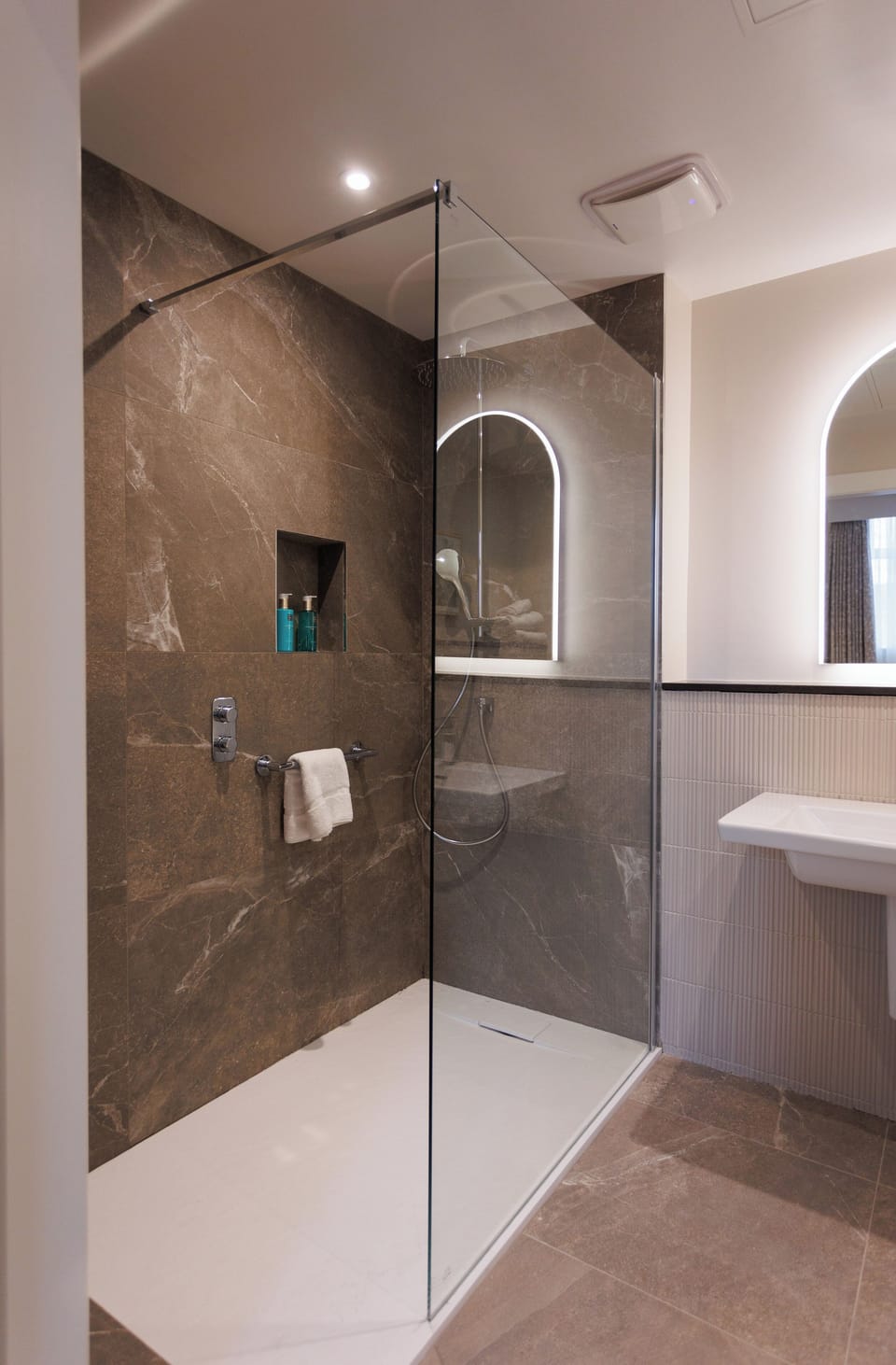 Deluxe Triple Room | Bathroom | Deep soaking tub, hair dryer, soap, shampoo