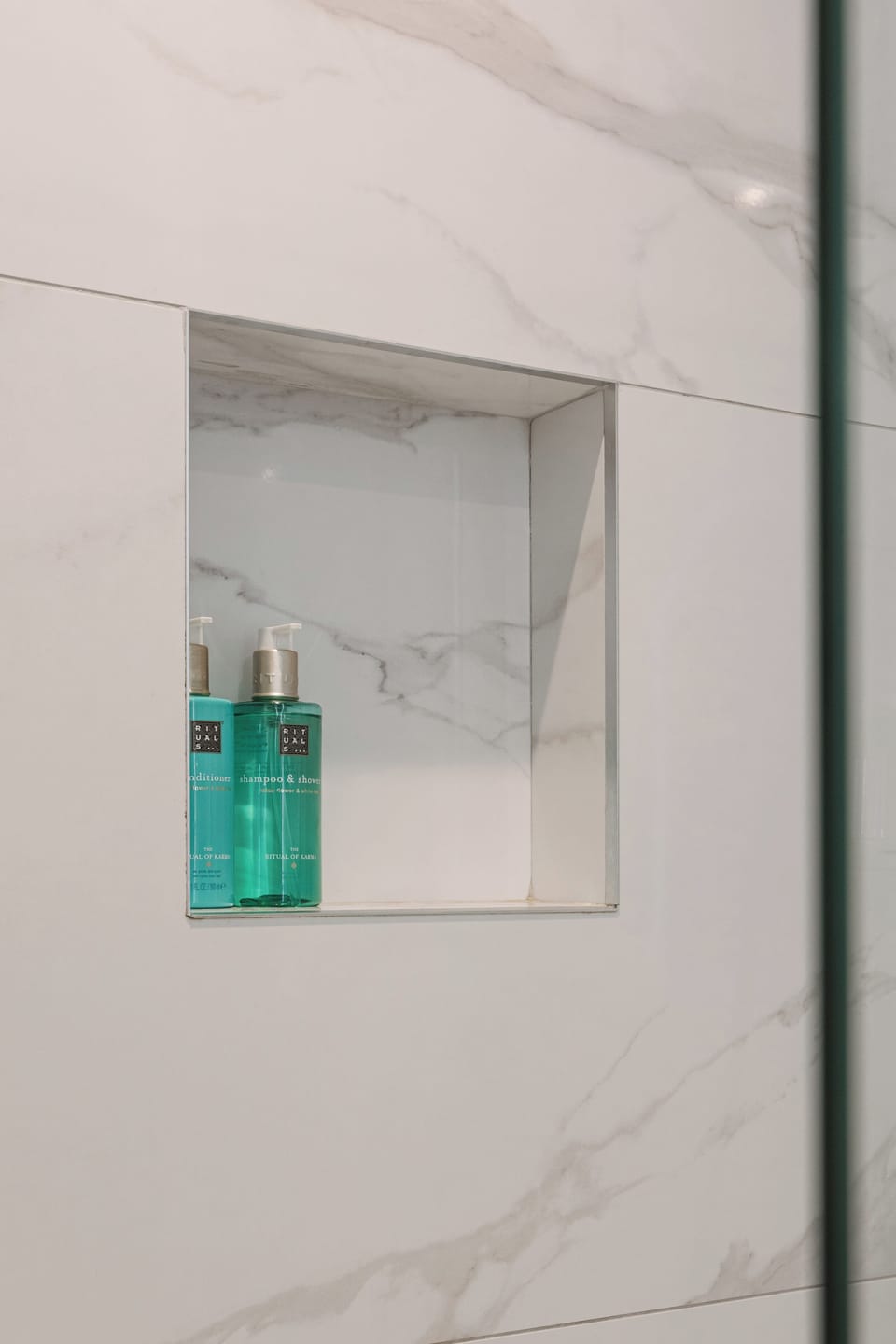 Standard Double or Twin Room, 1 Double or 2 Twin Beds | Bathroom | Deep soaking tub, hair dryer, soap, shampoo