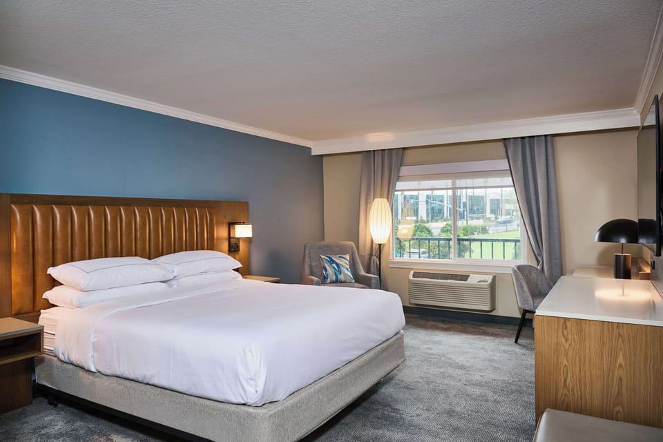 Hypo-allergenic bedding, down comforters, in-room safe, desk