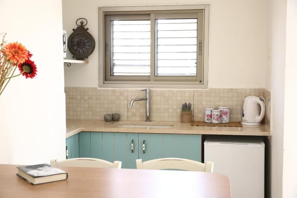 Suite | Private kitchen | Fridge, coffee/tea maker