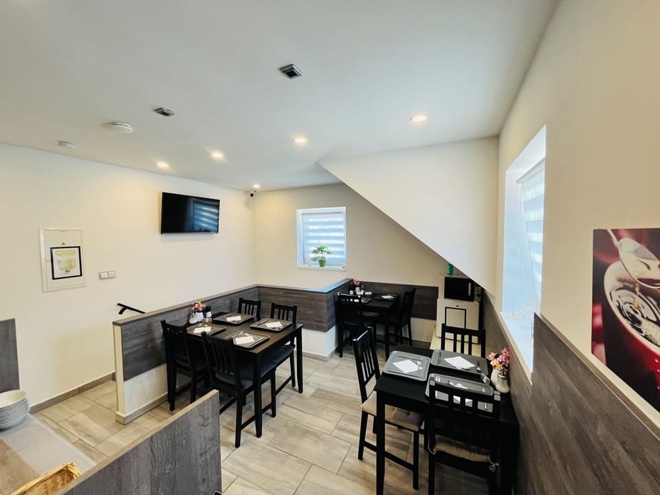Room, 1 Bedroom, Non Smoking, Mountain View | Desk, rollaway beds (surcharge), WiFi (free), bed sheets