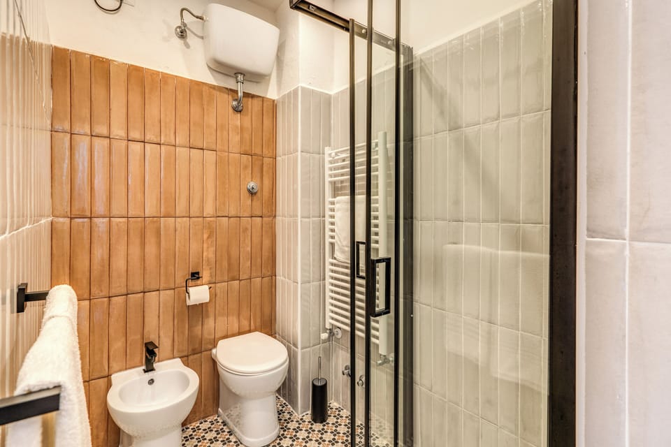 Comfort Quadruple Room, Private Bathroom | Bathroom | Shower, free toiletries, hair dryer, bidet