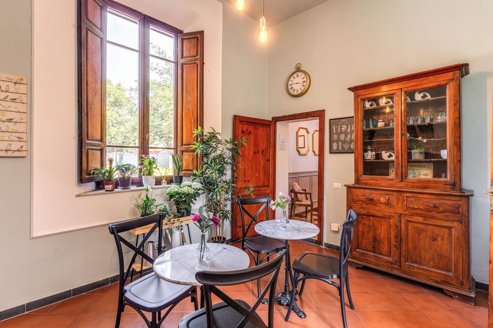 Coffee/tea maker, full-size fridge, microwave, oven