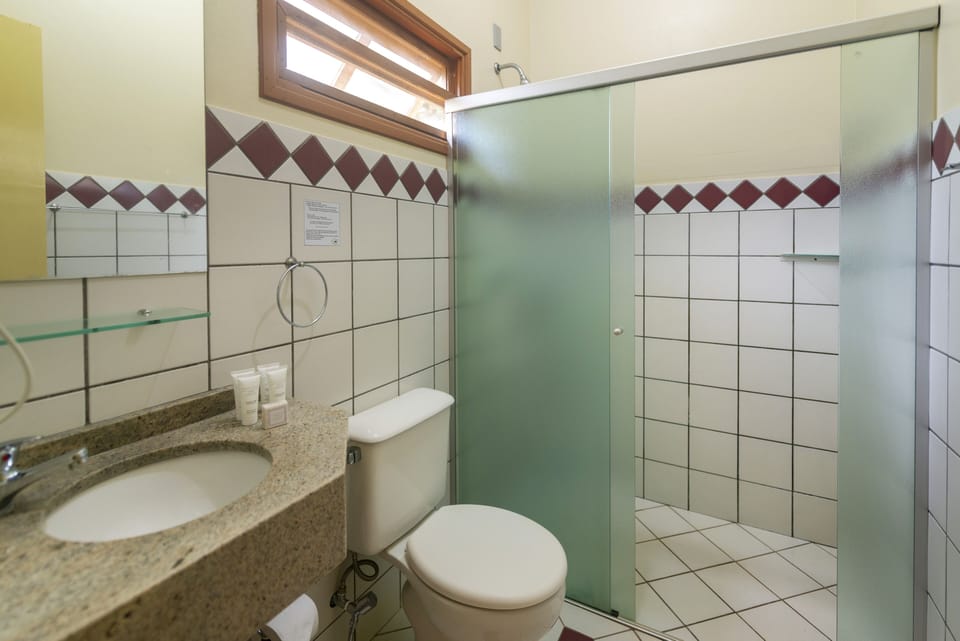 Shower, free toiletries, hair dryer, bidet