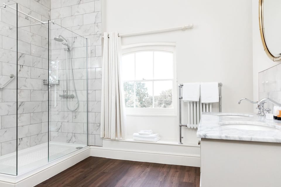 Deluxe Suite | Bathroom | Free toiletries, hair dryer, towels, shampoo