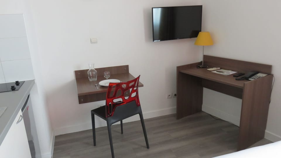 Comfort Studio, 1 Queen Bed, Kitchenette | Living area | 102-cm flat-screen TV with satellite channels, TV