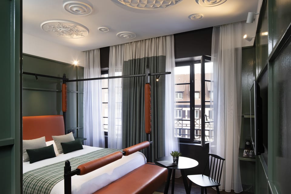 Deluxe Room | Minibar, in-room safe, individually decorated, individually furnished