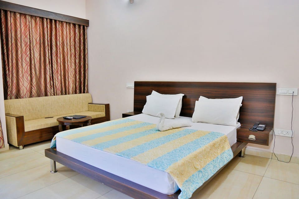 Luxury Double Room, 1 Double Bed, Refrigerator, Garden View | 1 bedroom, desk, bed sheets