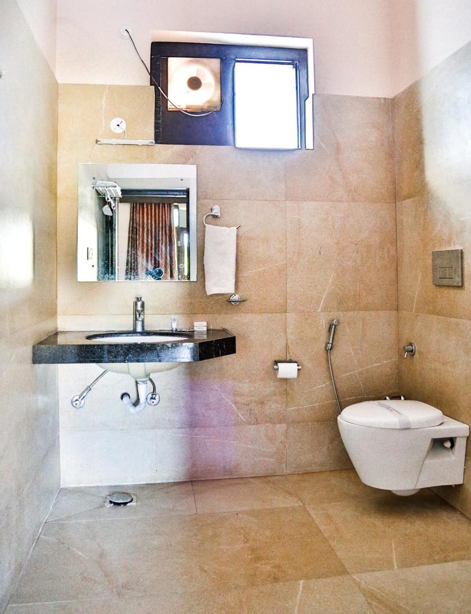 Shower, free toiletries, towels