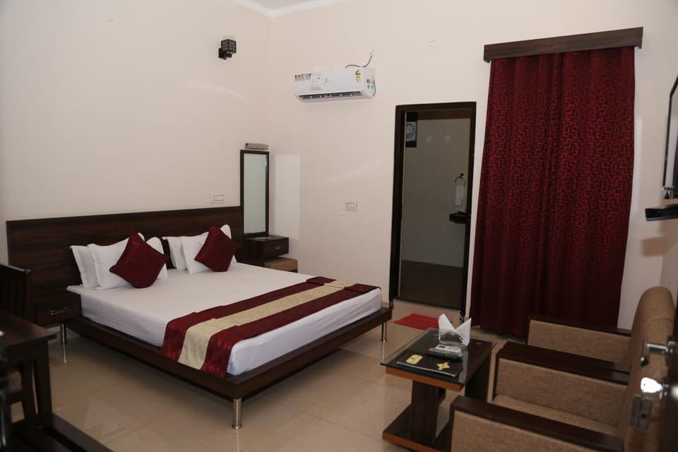 1 bedroom, desk, bed sheets