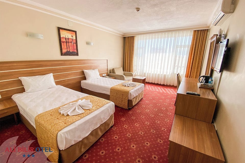 Standard Room, 2 Twin Beds | Minibar, in-room safe, desk, WiFi (free)
