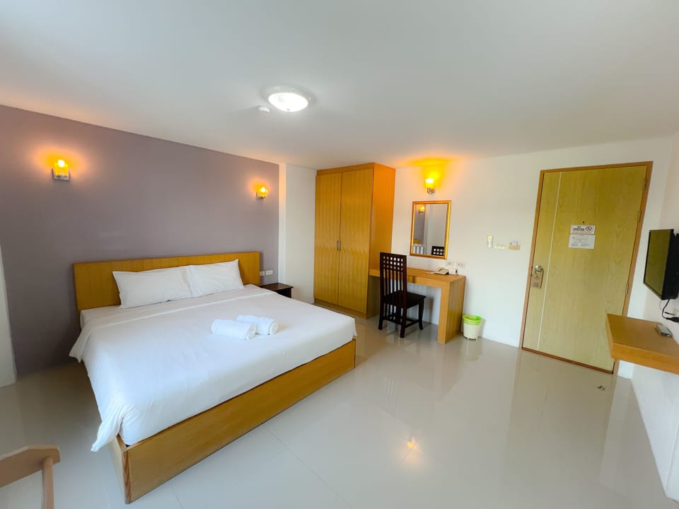 Deluxe Room | Desk, blackout drapes, free WiFi