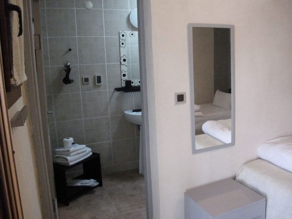 Standard Twin Room, Garden View | Bathroom | Shower, rainfall showerhead, hair dryer, slippers