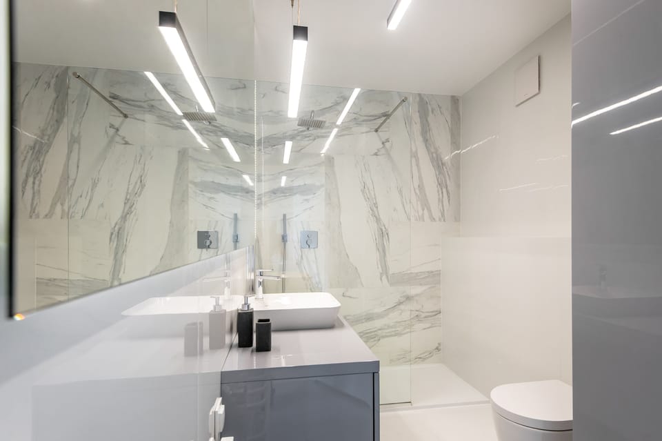 International Fair VIII | Bathroom | Free toiletries, hair dryer, towels