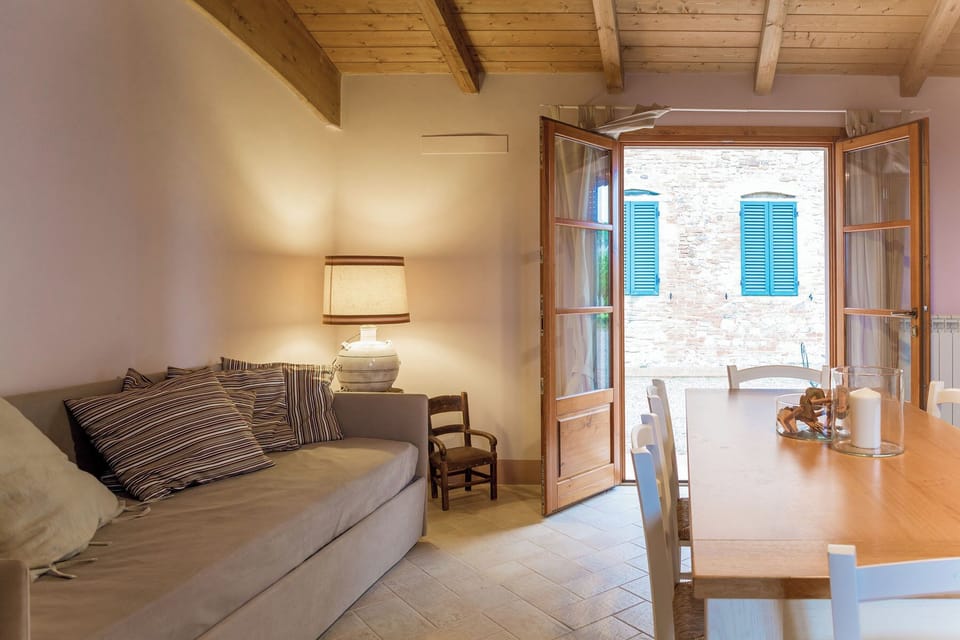 Premium bedding, desk, laptop workspace, WiFi (free)