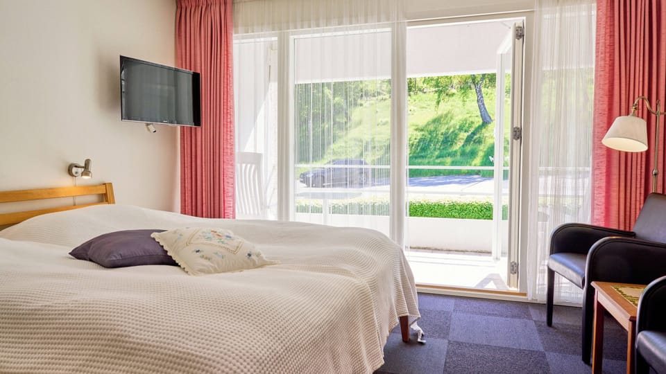 Double room facing land | Down comforters, individually decorated, individually furnished