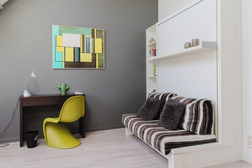 Suite | Individually furnished, desk, soundproofing, free WiFi