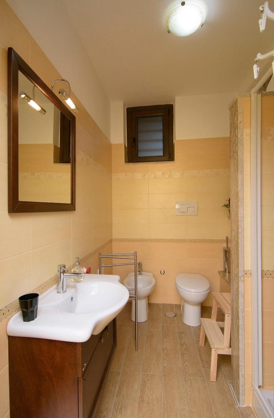 Shower, free toiletries, hair dryer, bidet