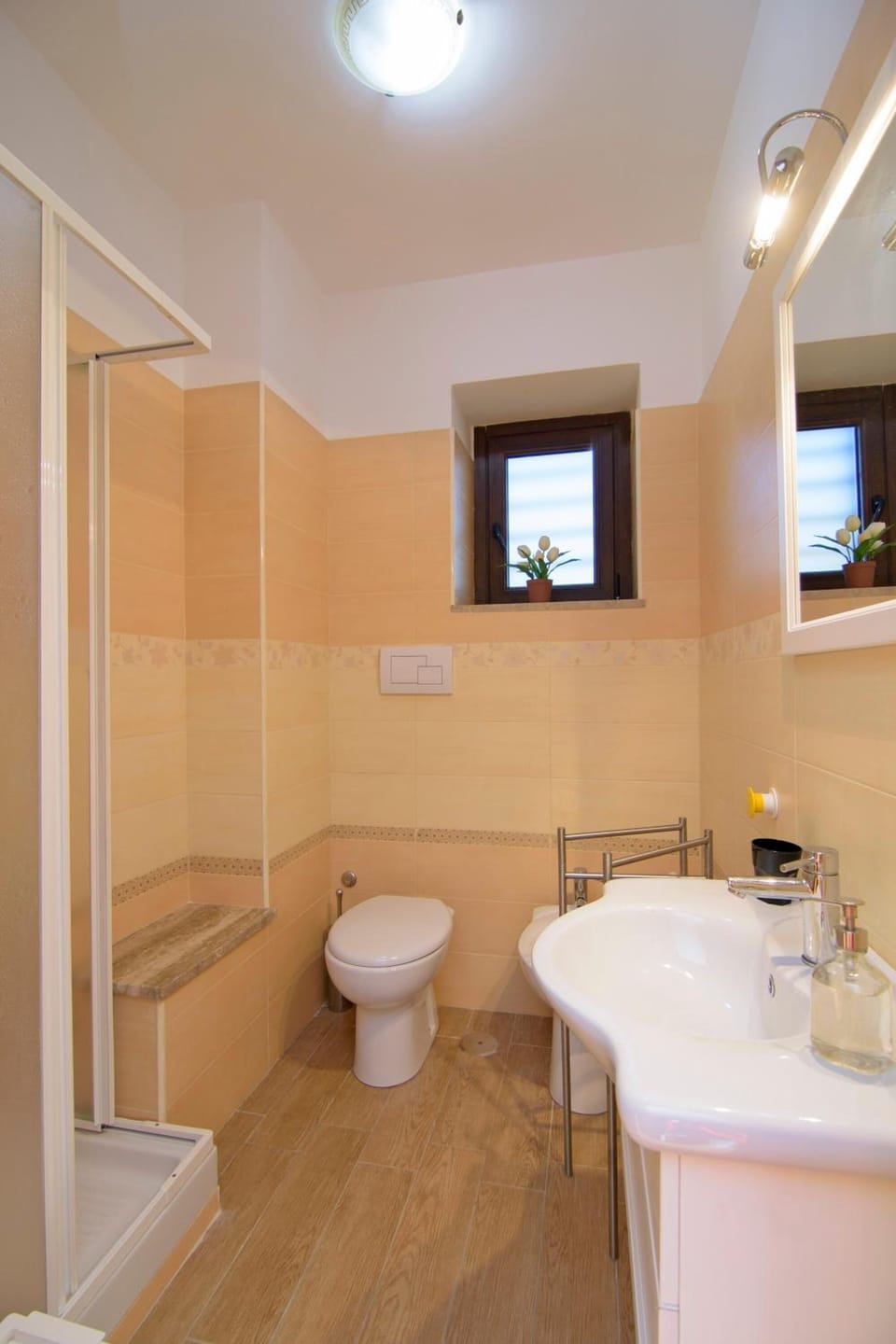 Shower, free toiletries, hair dryer, bidet