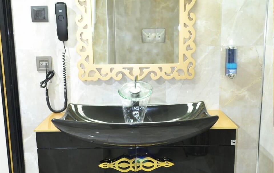Suite | Bathroom | Shower, free toiletries, hair dryer, slippers